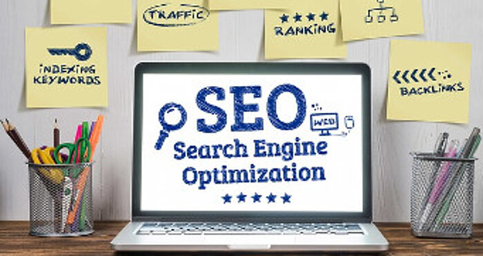 Laptop, auf dem SEO steht